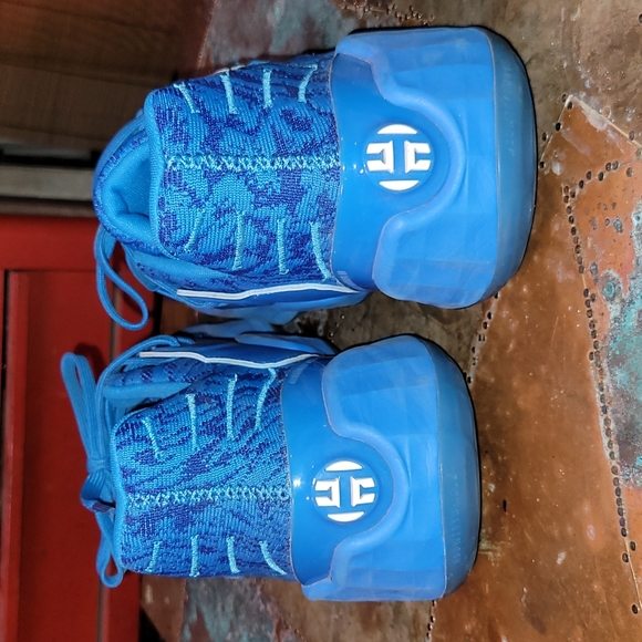 Adidas. James Harden Volume 4. Hoop shoe. Glow-blue. Worn twice.  Size 17 - Picture 3 of 12